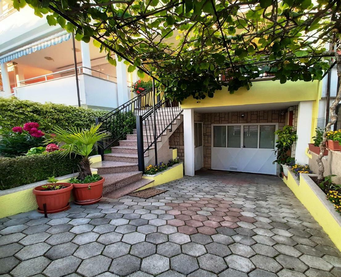 Paradise Beach Apartments 로비니 외부 사진
